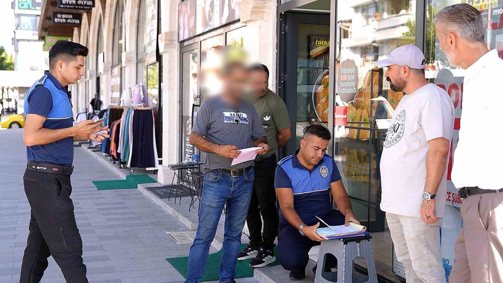 Yaka kameralı zabıta, yere &ccedil;&ouml;p atanı affetmiyor
