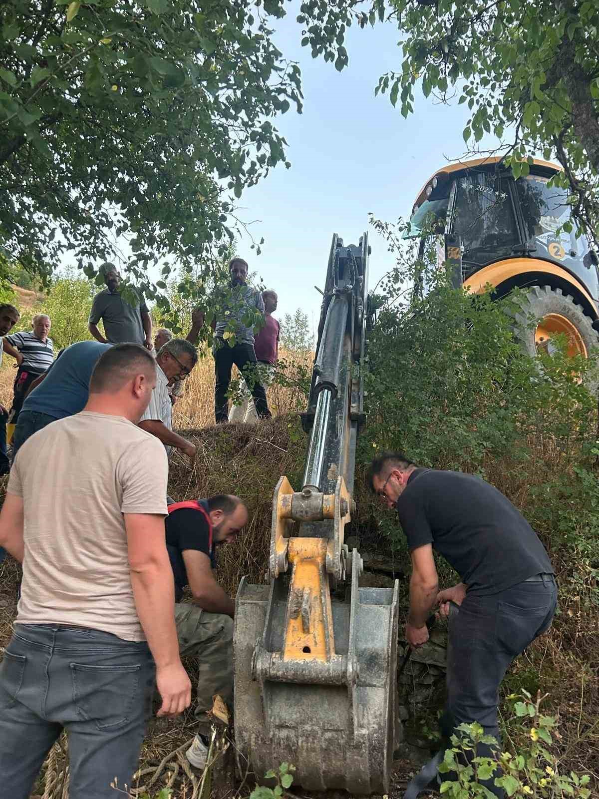 Su kuyusuna d&uuml;şen inek i&ccedil;in seferber oldular
