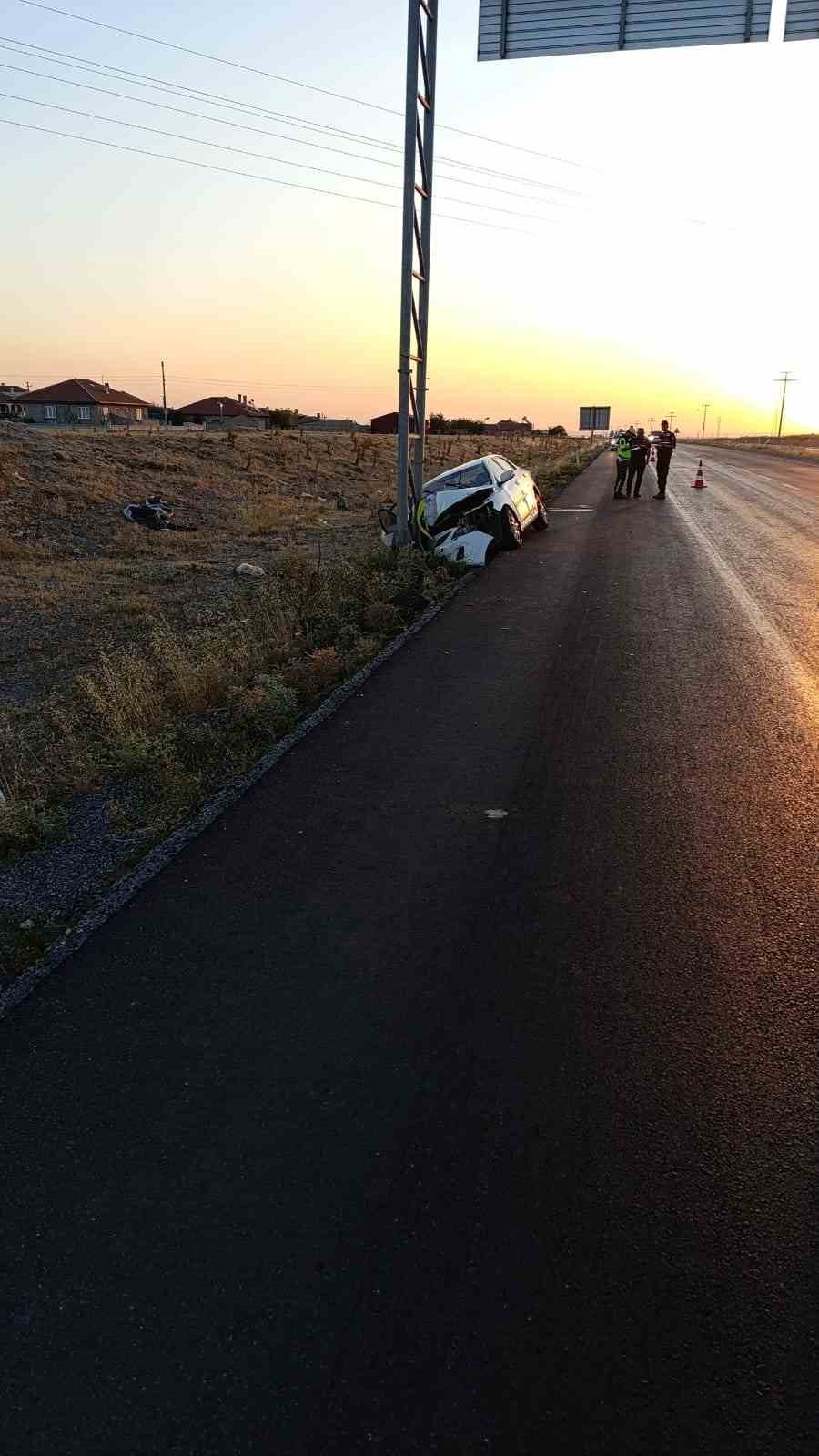 Direğe çarpan otomobilde 3 kişi yaralandı