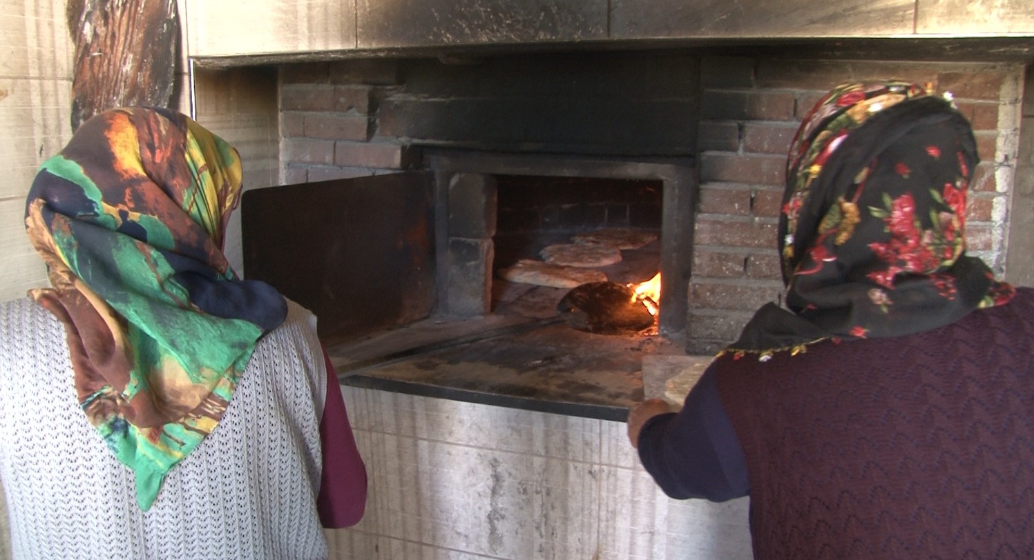 Asırlık gelenek dayanışma kültürünü yansıtıyor, kadınlar imece usulü ekmek yapıyor