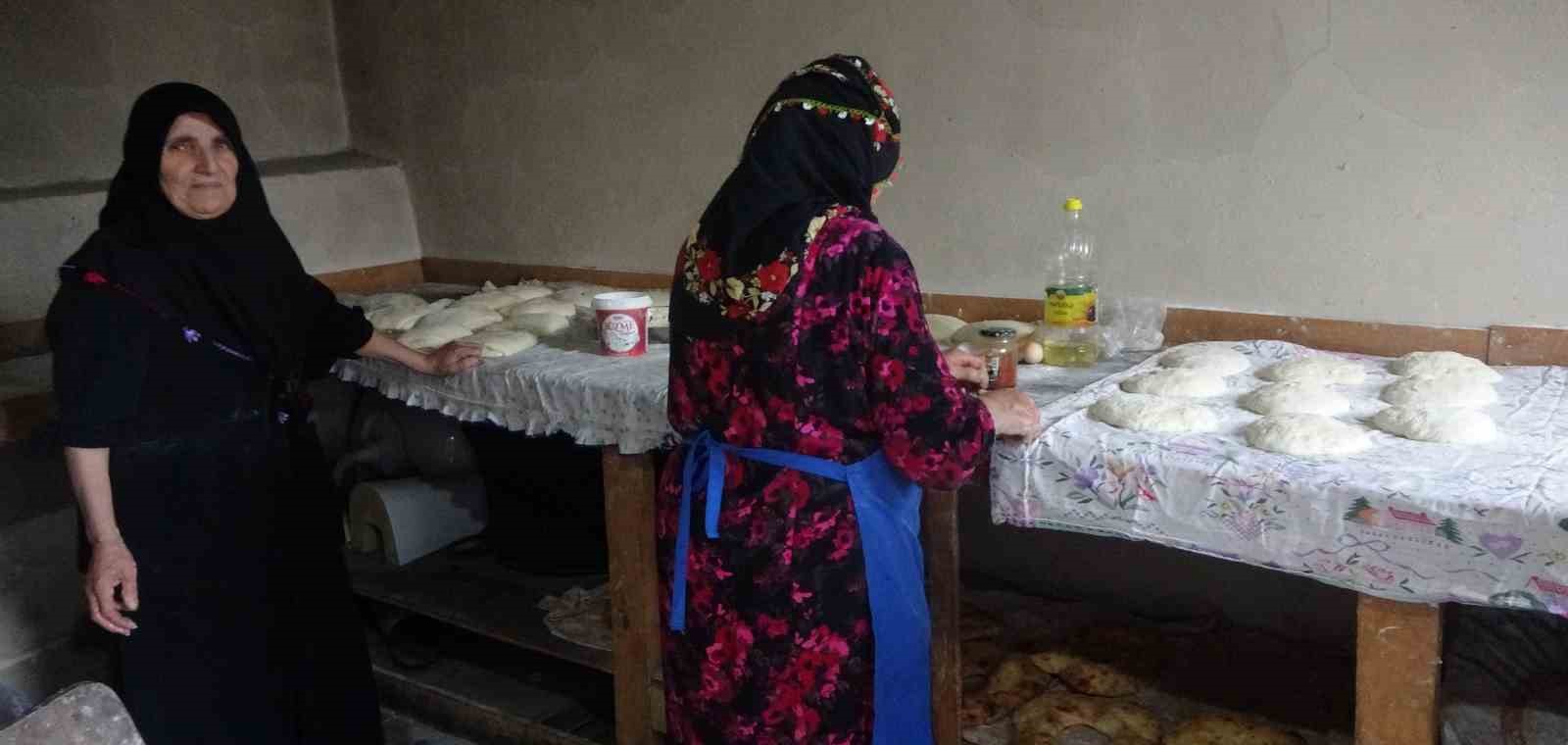 Asırlık gelenek dayanışma kültürünü yansıtıyor, kadınlar imece usulü ekmek yapıyor
