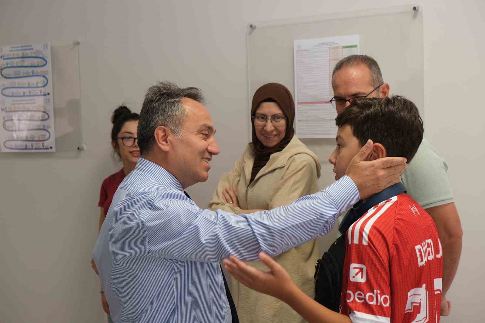 Rektör Yılmaz, öğrencilerin kayıt heyecanını paylaştı
