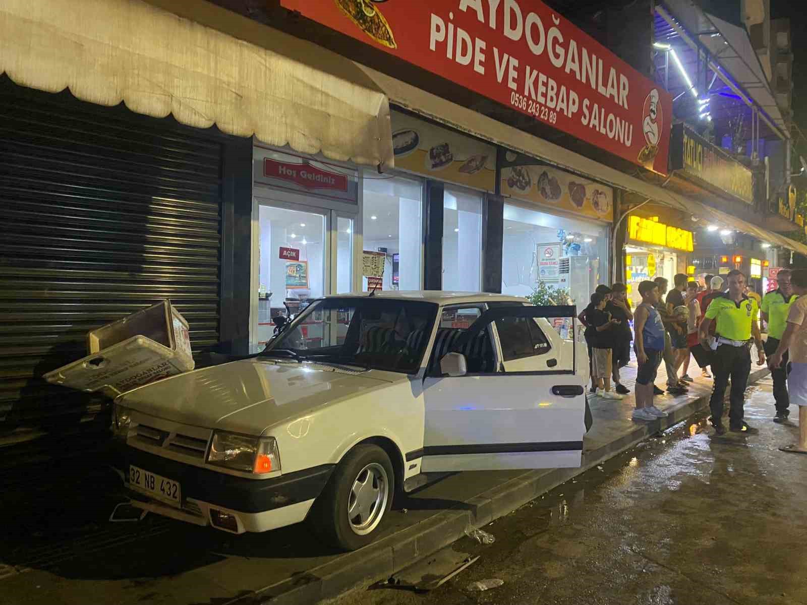 Antalya’da dondurma almak için aracını park etmek isteyen sürücü, hayatının şokunu yaşadı