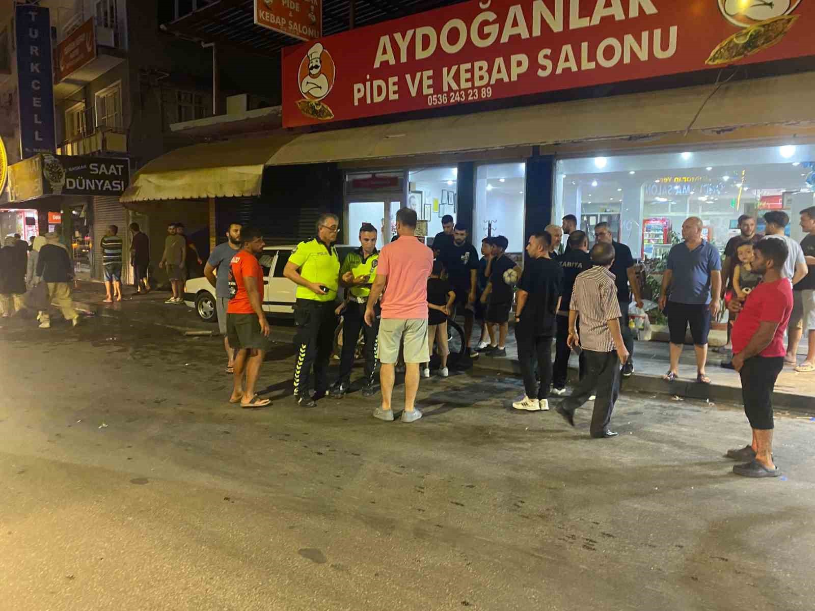 Antalya&rsquo;da dondurma almak i&ccedil;in aracını park etmek isteyen s&uuml;r&uuml;c&uuml;, hayatının şokunu yaşadı
