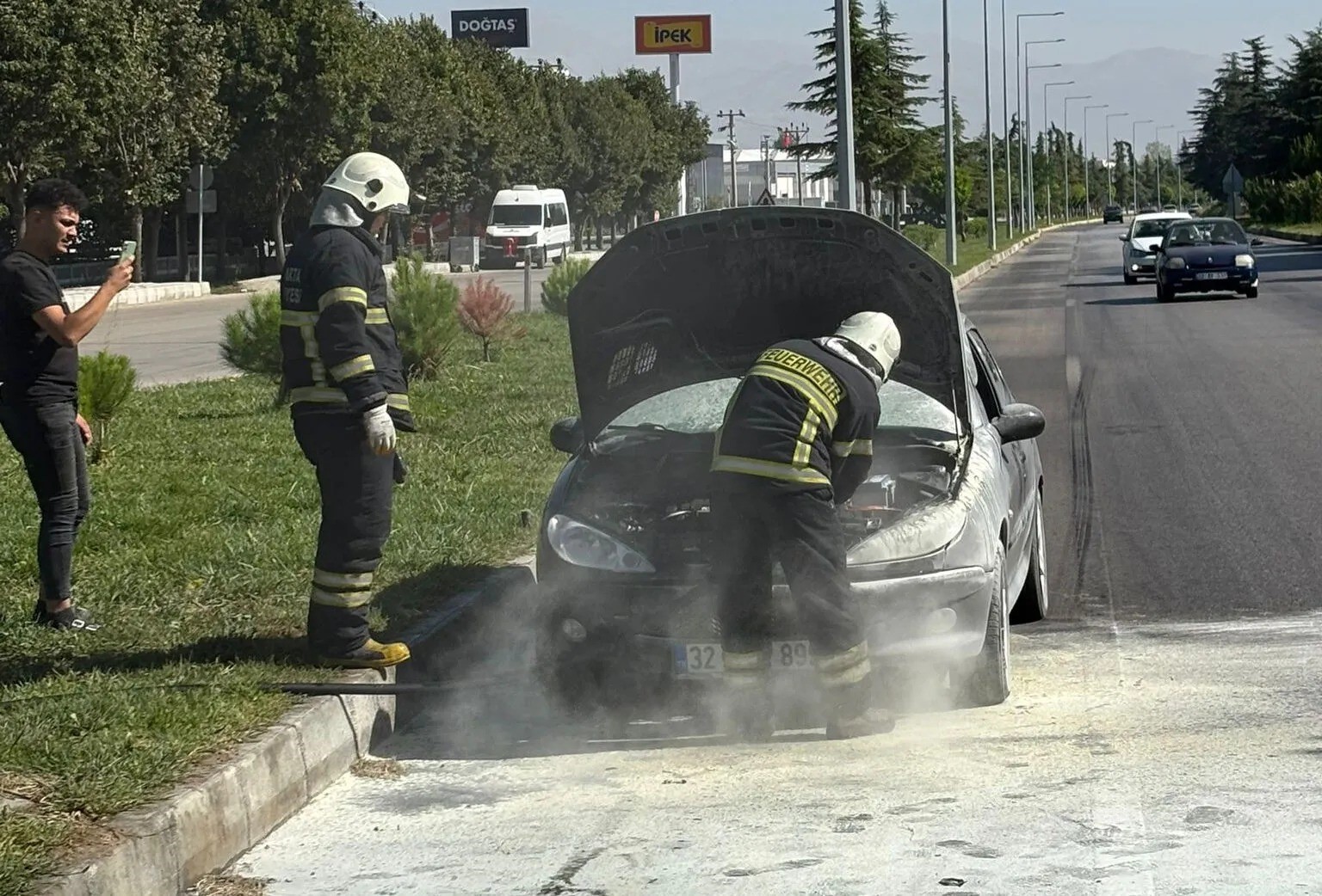Isparta’da seyir halindeki otomobil alev aldı