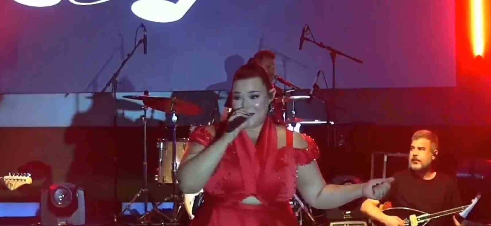 Ünlü sanatçı sahneye çıkarken düştü