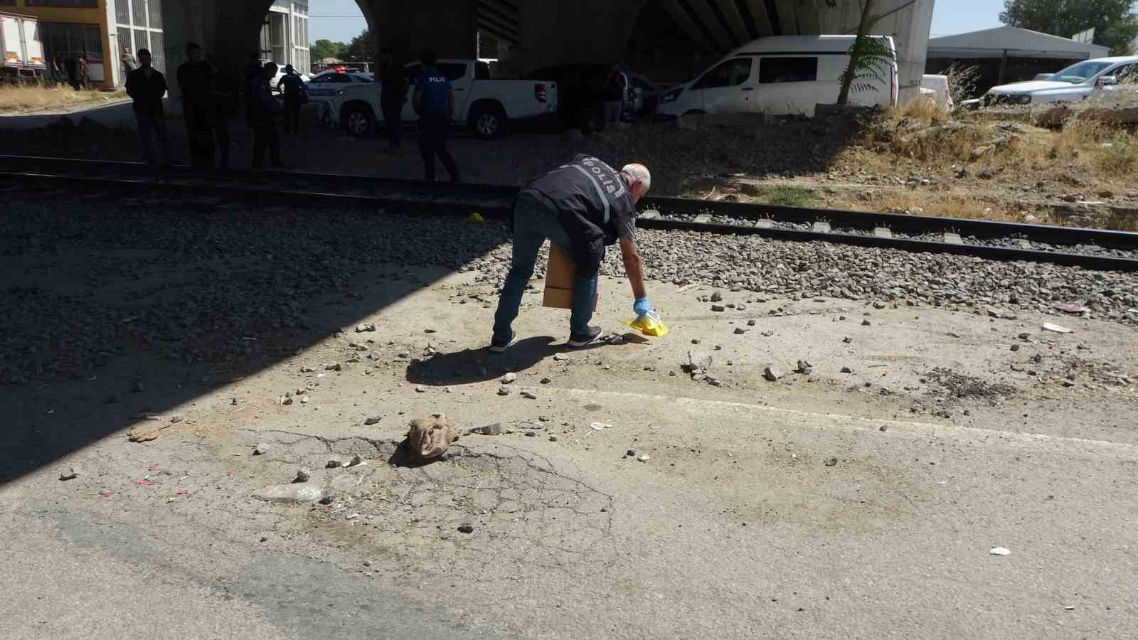 Malatya&rsquo;da y&uuml;k treni yayaya &ccedil;arptı: 1 ağır yaralı
