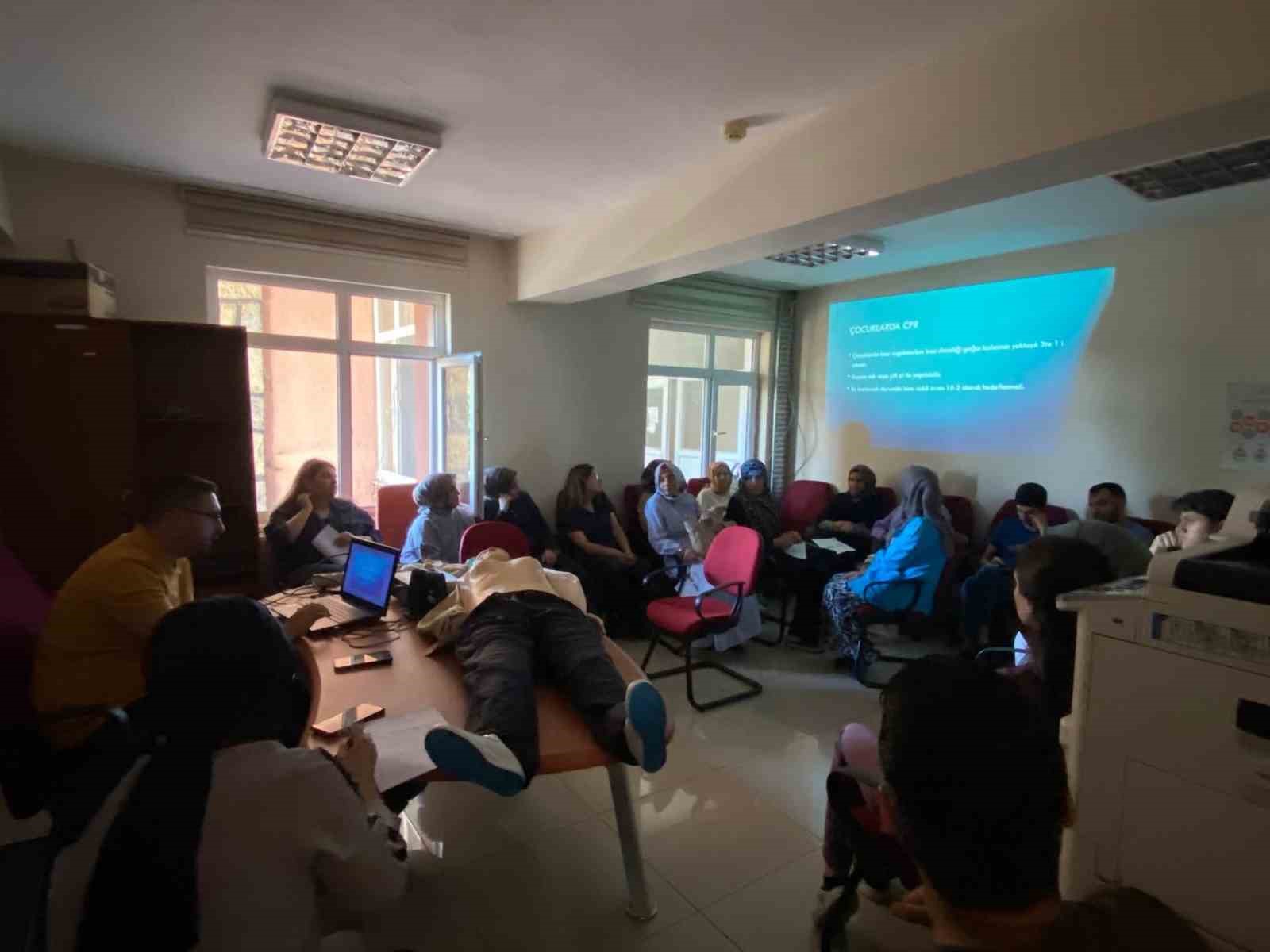 Palu Devlet Hastanesi&rsquo;nde CPR eğitimi d&uuml;zenlendi
