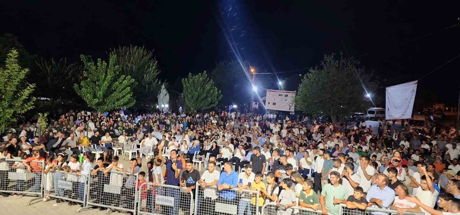 Üçocak’ta düzenlenen konserde vatandaşlar doyasıya eğlendi