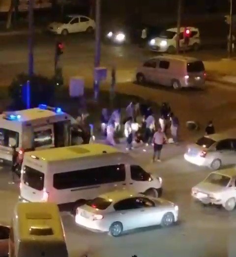 Motosiklet ile otomobil çarpıştı: 3 yaralı