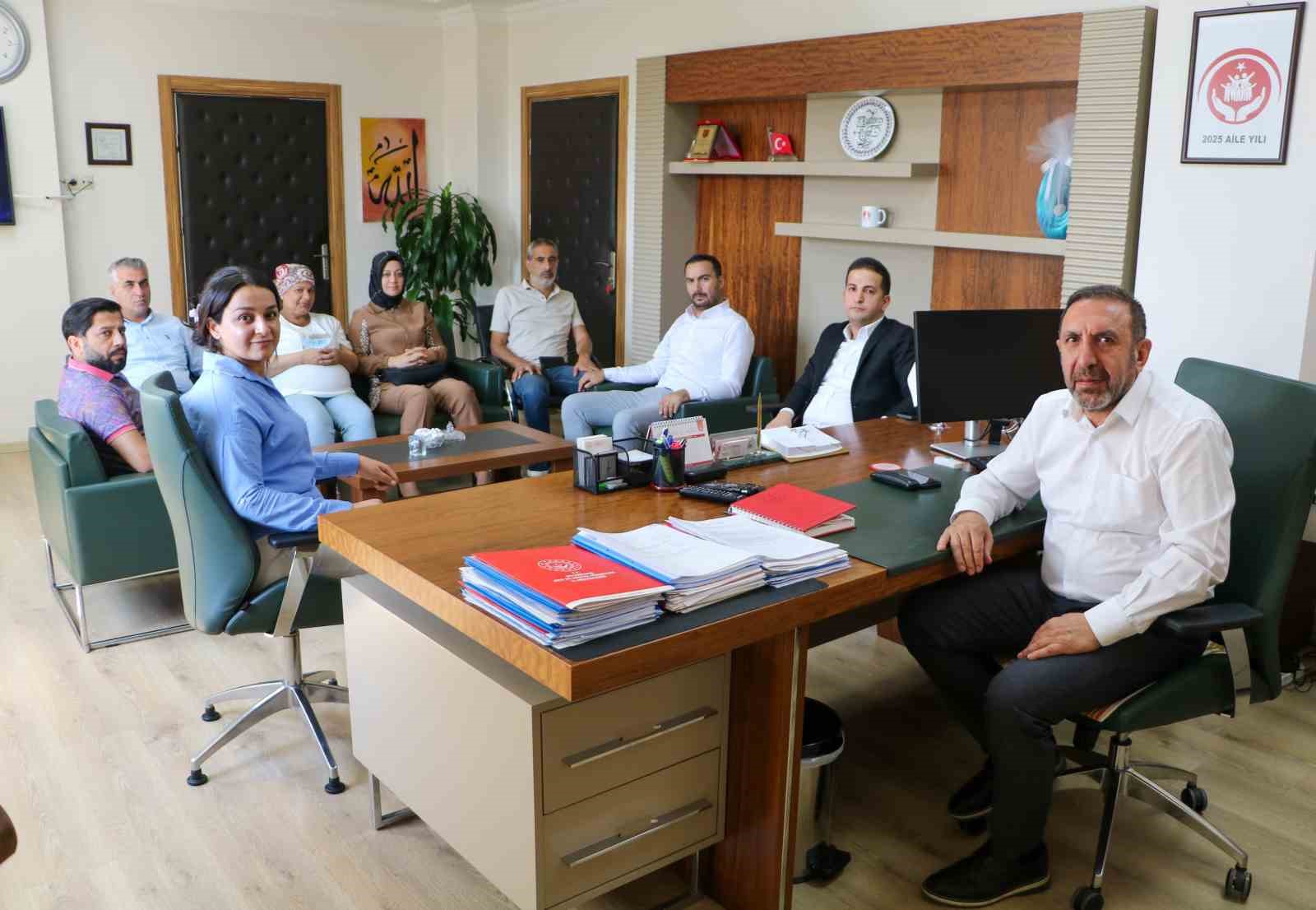 HAK-İŞ Konfederasyonu ve &Ouml;z Sağlık İş Sendikasından Diyarbakır Aile ve Sosyal Hizmetler İl M&uuml;d&uuml;rl&uuml;ğ&uuml;ne taziye ziyareti
