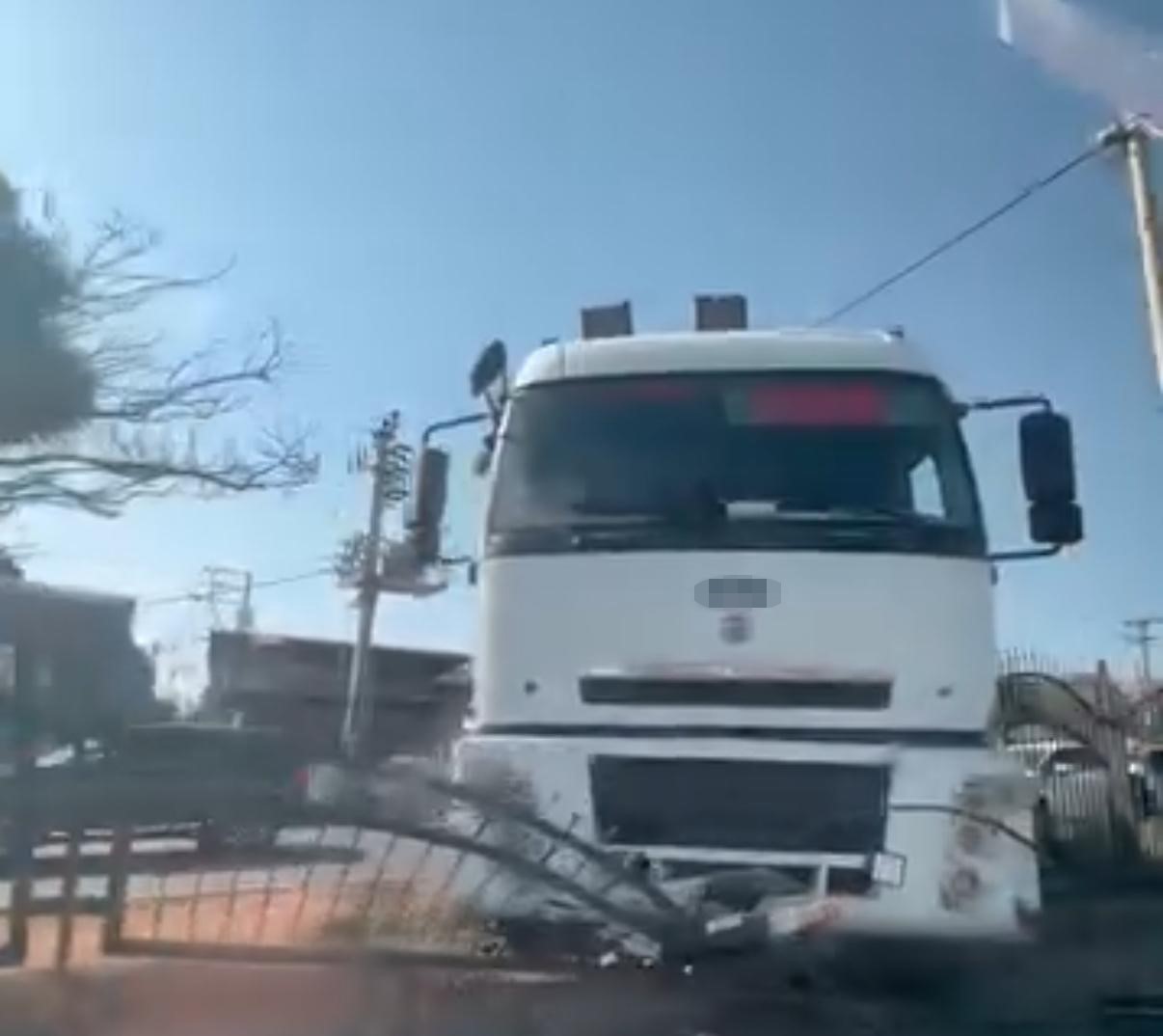 Diyarbakır&rsquo;da freni boşalan tır, ref&uuml;je &ccedil;ıktı
