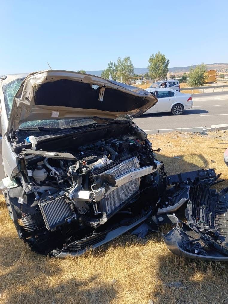 Bolu’da otomobil ve hafif ticari araç çarpıştı: 1 ölü, 4 yaralı