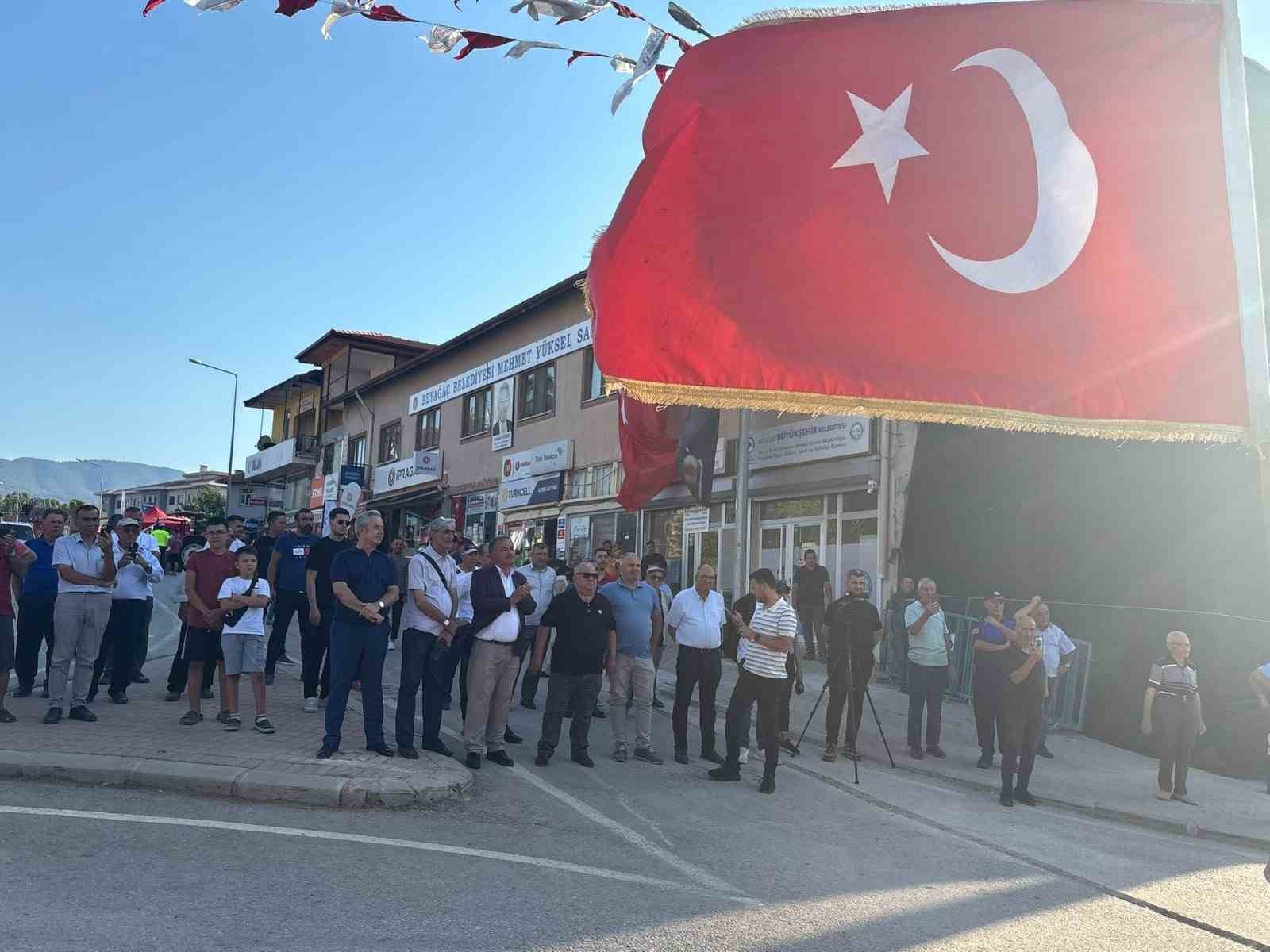 Beyağaç’ın esnaf Belediye Başkanı Sezayi Pütün’e teşekkür plaketi
