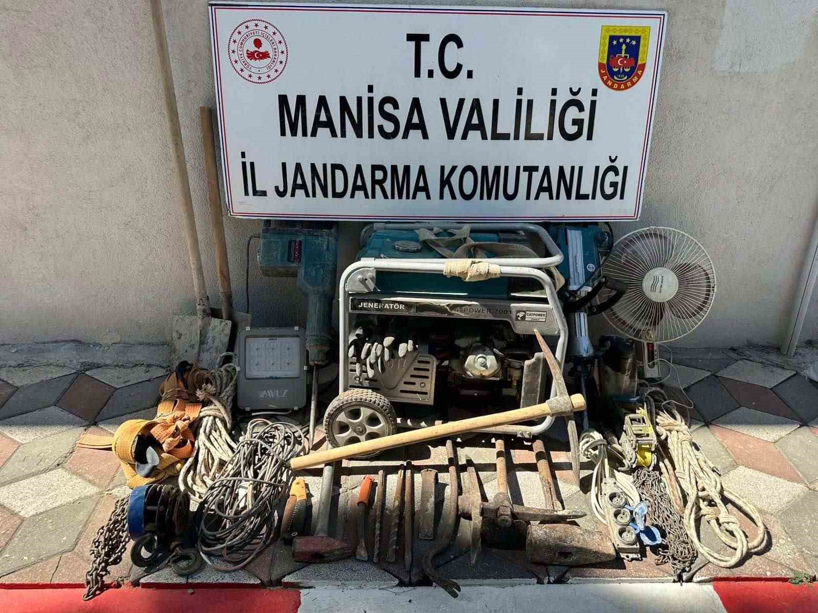 Jandarmadan kaçak kazı yapan 10 kişiye suçüstü
