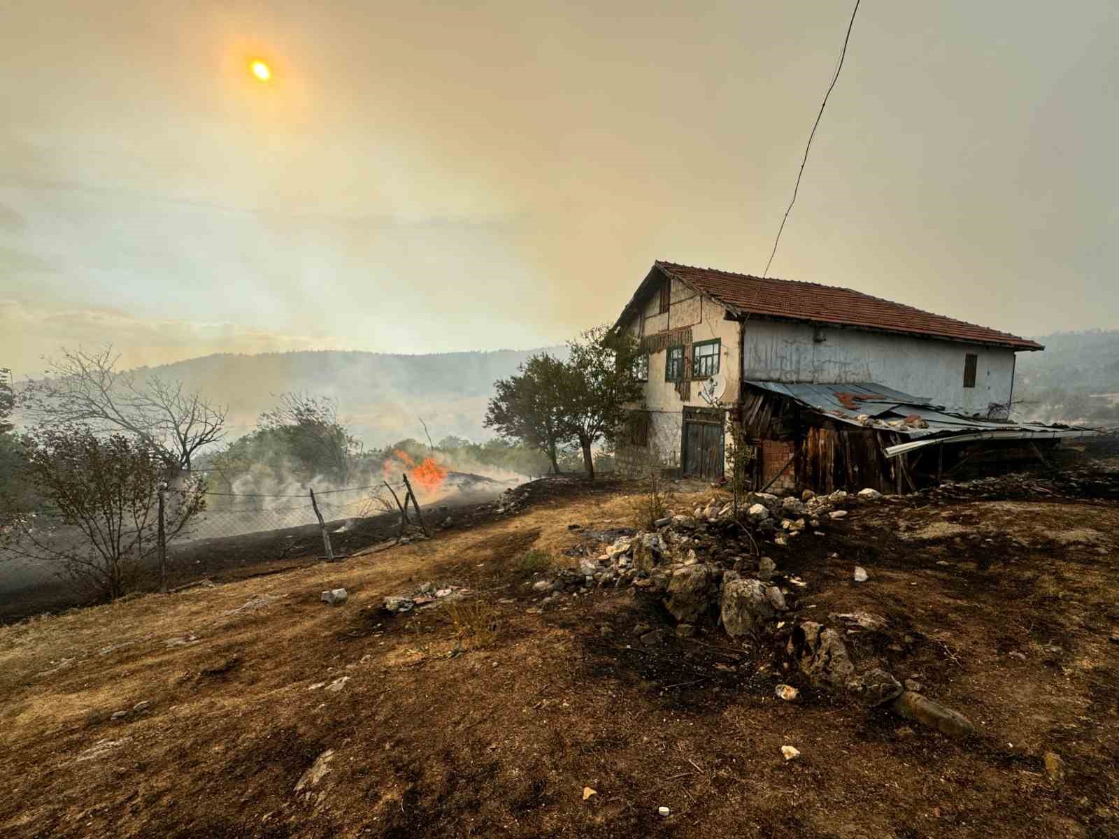 3 evin yandığı köyde müdahale devam ediyor
