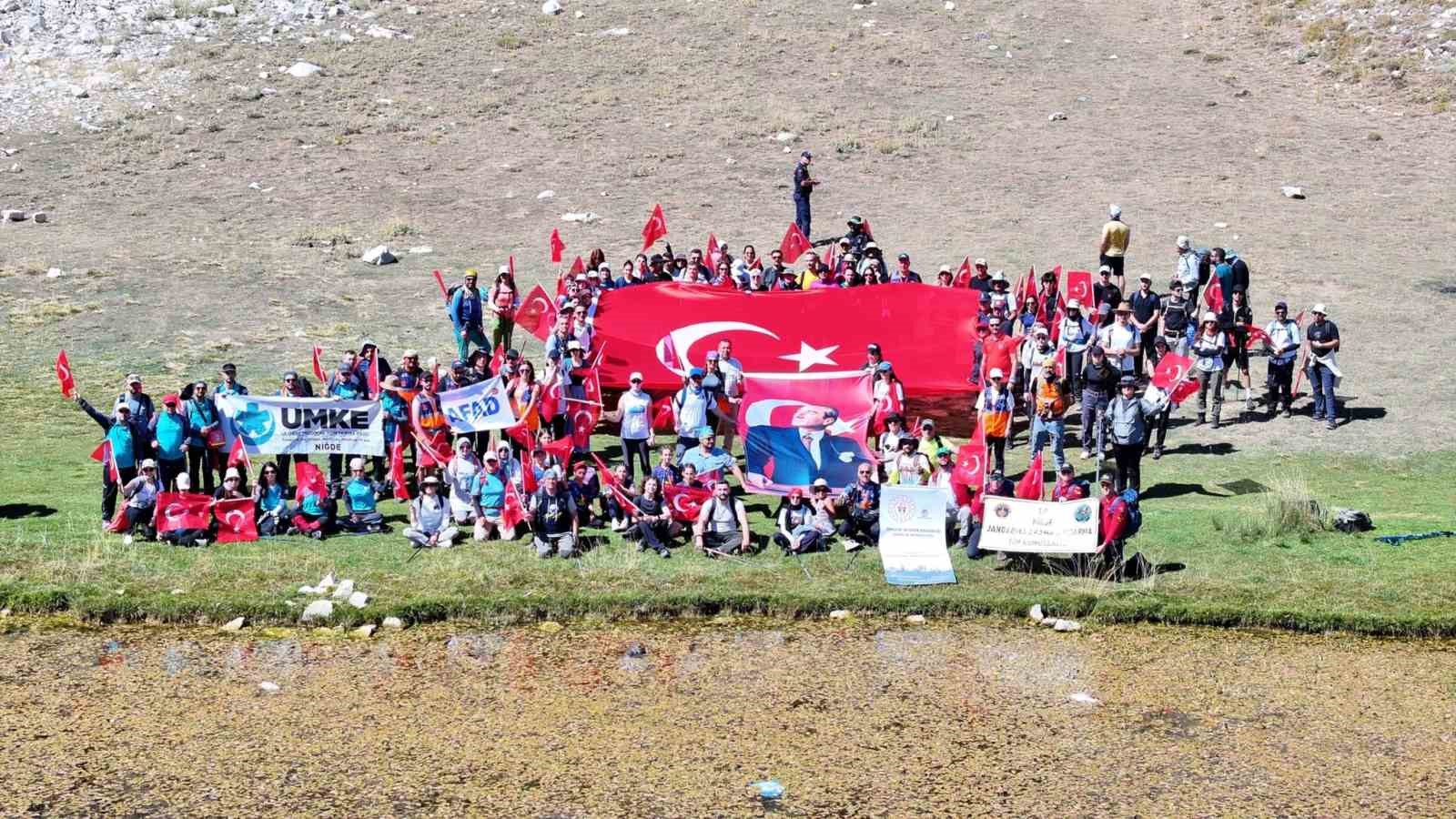Zafer Bayramı’nın 103. yılında Niğde’nin Pilotkaya Zirvesi’ne anlamlı tırmanış
