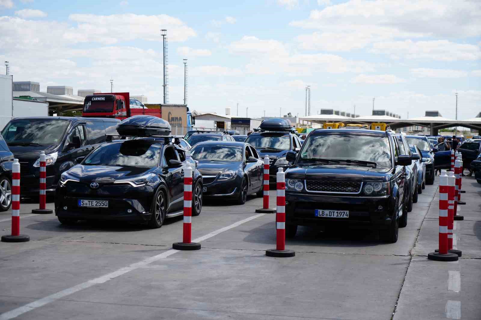 Edirne sınır kapılarından 3 ayda 4 milyon 96 bin yolcu geçiş yaptı
