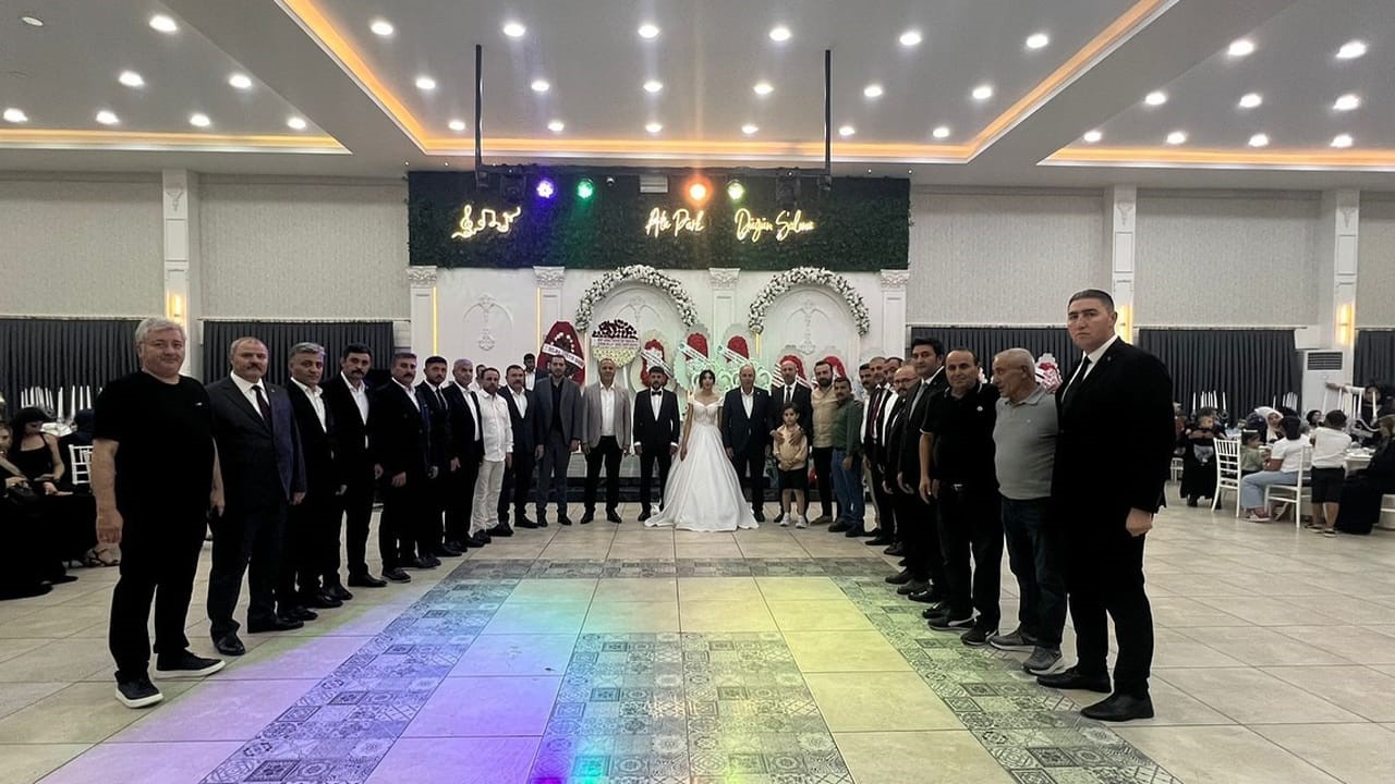 Başkan Arslan d&uuml;nyaevine giren kızının nikahını kıydı
