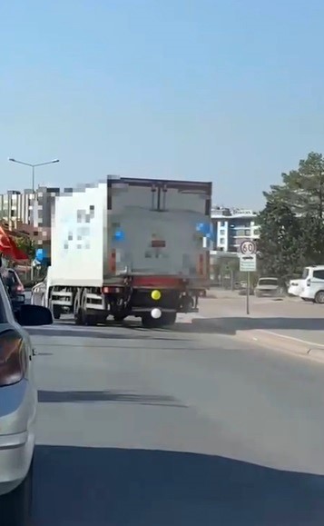 Balonla süslü kamyonun sürücüsünün hareketleri pes dedirtti
