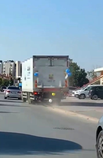 Balonla s&uuml;sl&uuml; kamyonun s&uuml;r&uuml;c&uuml;s&uuml;n&uuml;n hareketleri pes dedirtti
