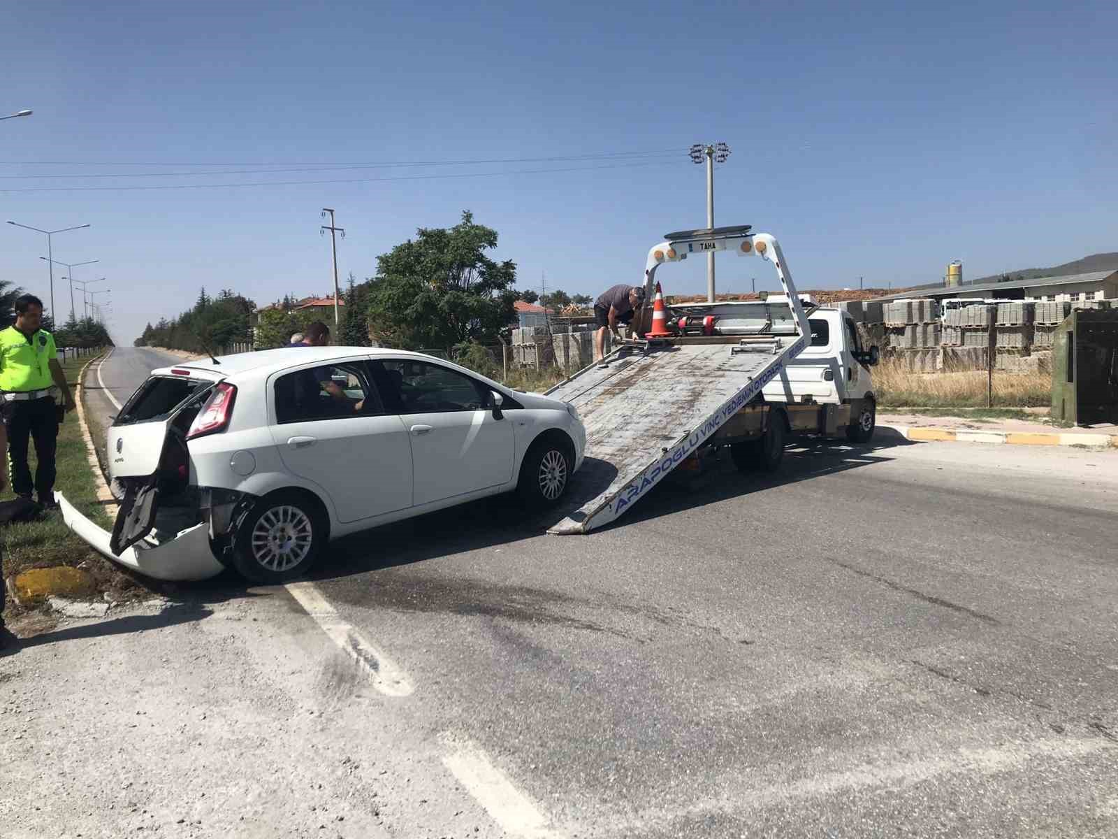 Uşak’ta iki otomobil çarpıştı: 2 yaralı