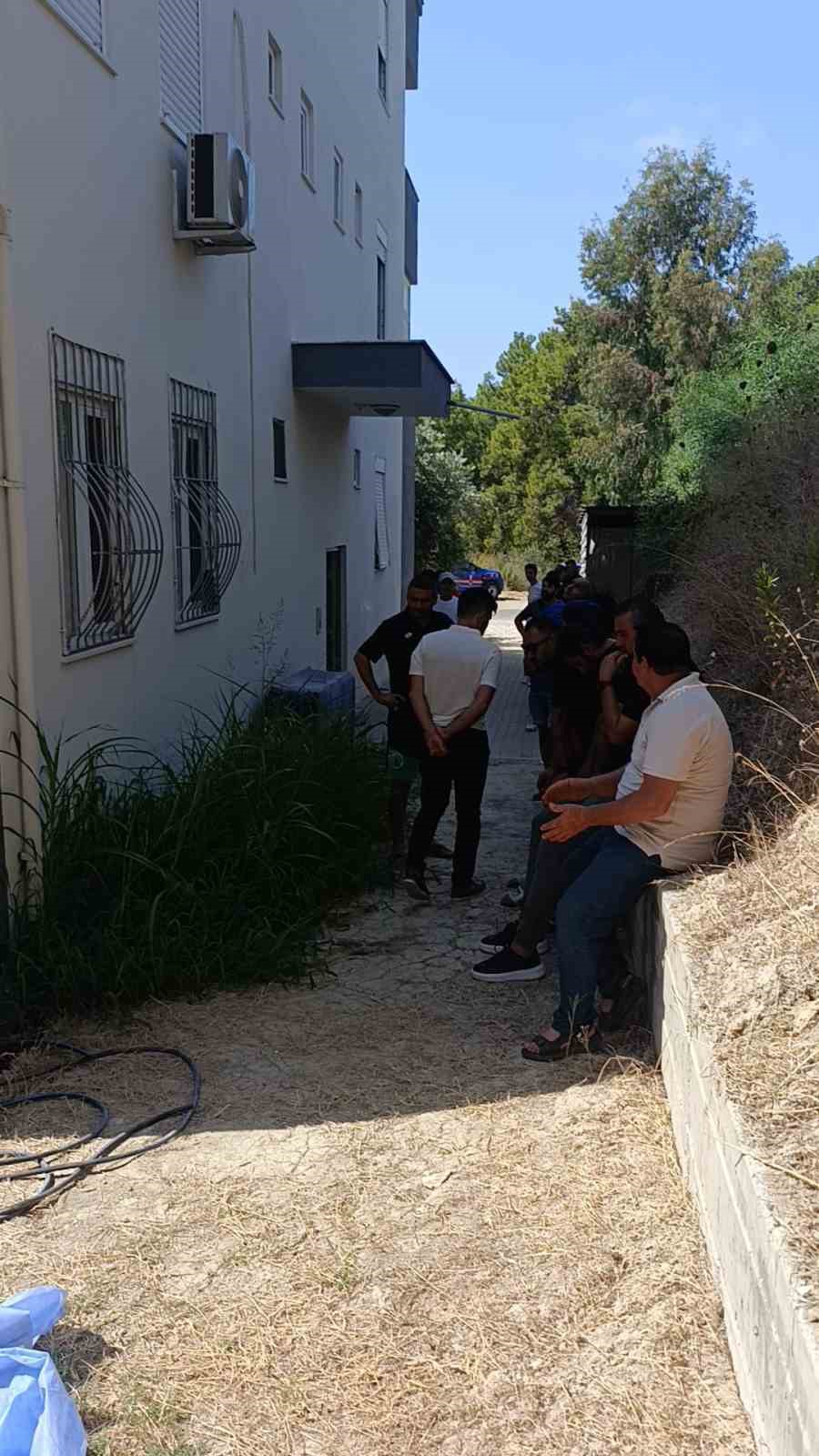 Evde unuttuğu anahtar sonu oldu, &ccedil;atıdan balkona hortumla inmek isterken hayatını kaybetti
