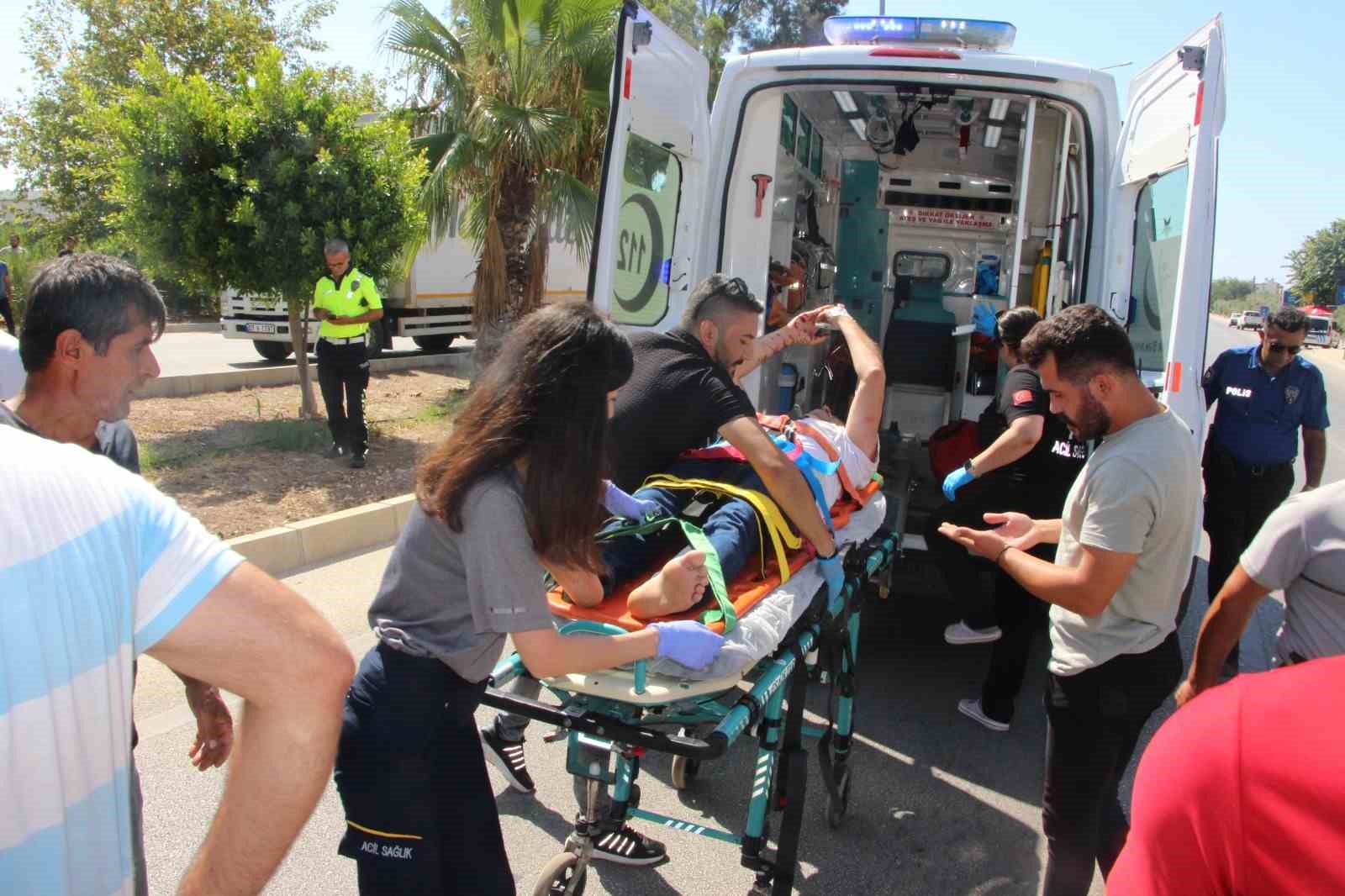 Yol süpürme aracı ile hafif ticari araç çarpıştı: 5 yaralı