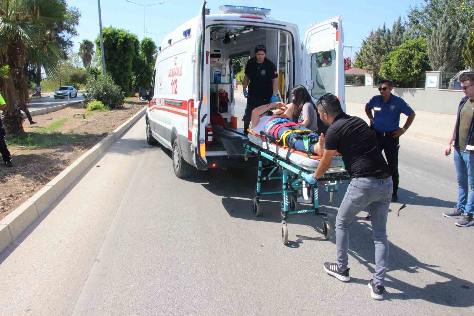 Yol süpürme aracı ile hafif ticari araç çarpıştı: 5 yaralı