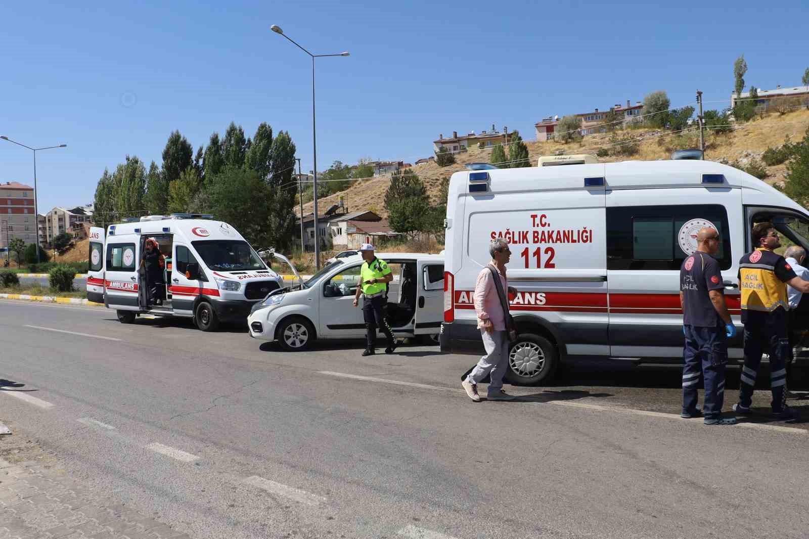 Hafif ticari araç ile otomobil çarpıştı, 6 kişi yaralandı