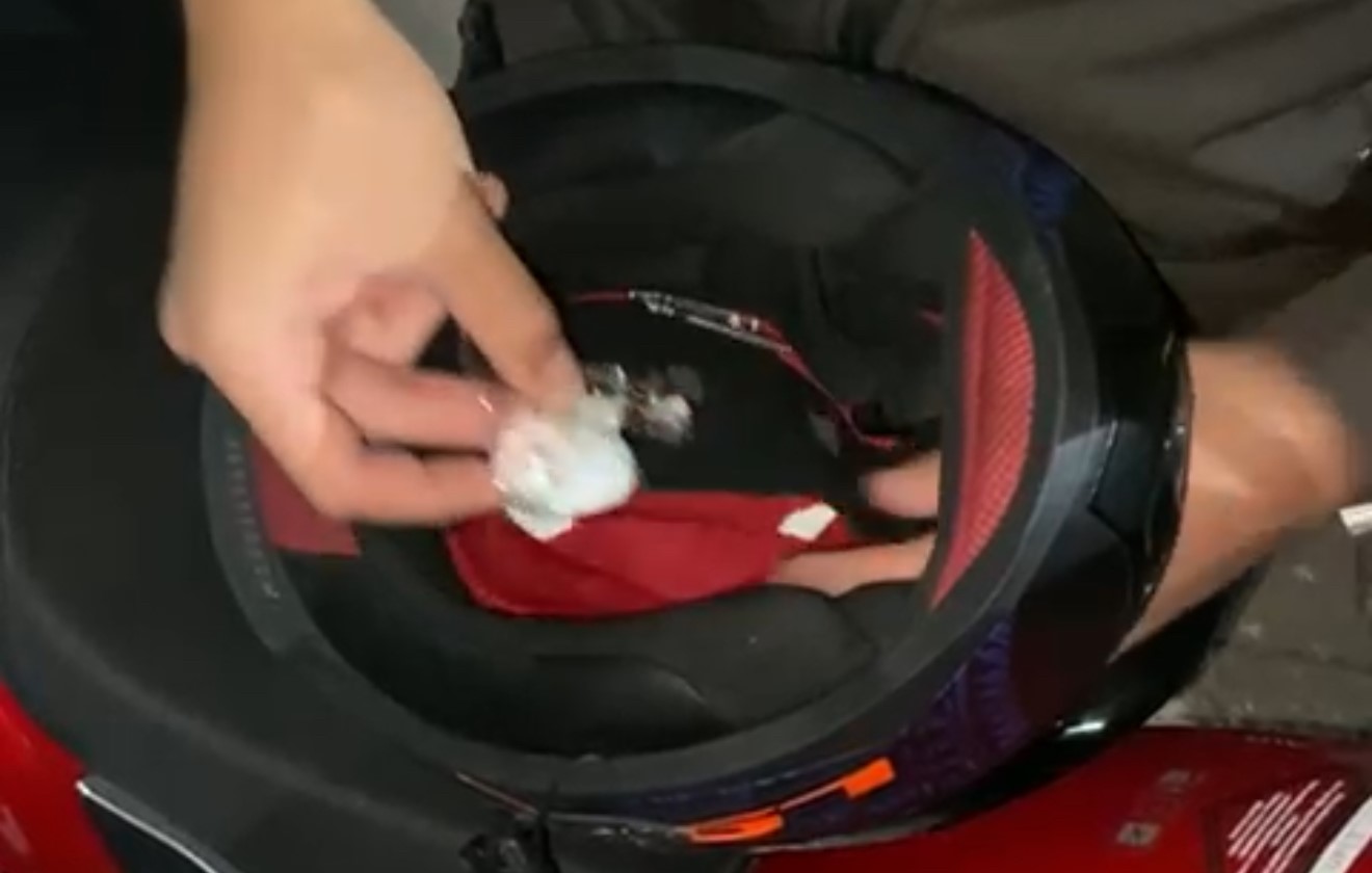 Motosiklet kaskına gizlenmiş uyuşturucu ele geçirildi