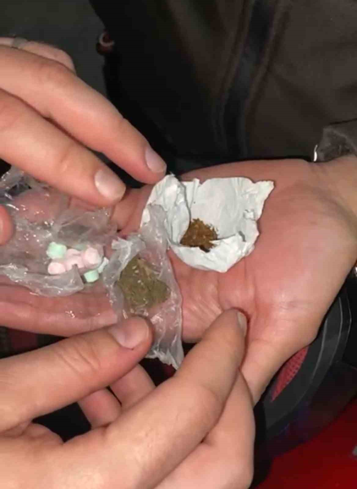 Motosiklet kaskına gizlenmiş uyuşturucu ele ge&ccedil;irildi
