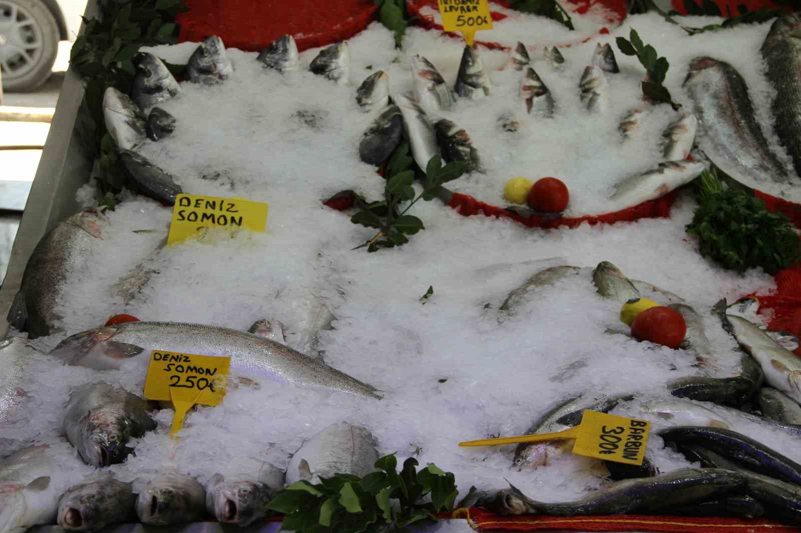 &Ccedil;arşamba&rsquo;da tezgahlar şenlendi
