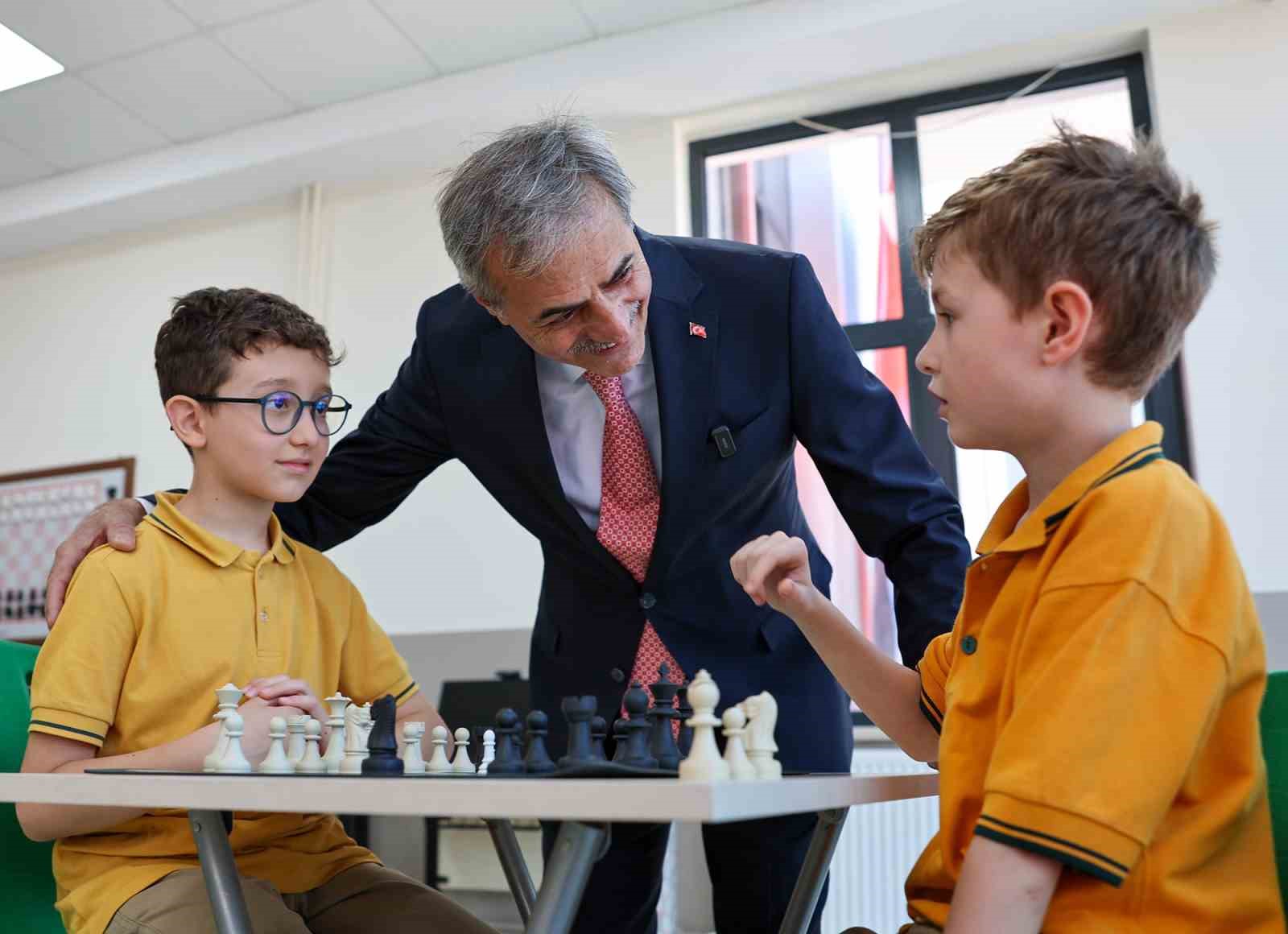 Başkan Alemdar, okulla ilk kez tanışan miniklere başarılar diledi
