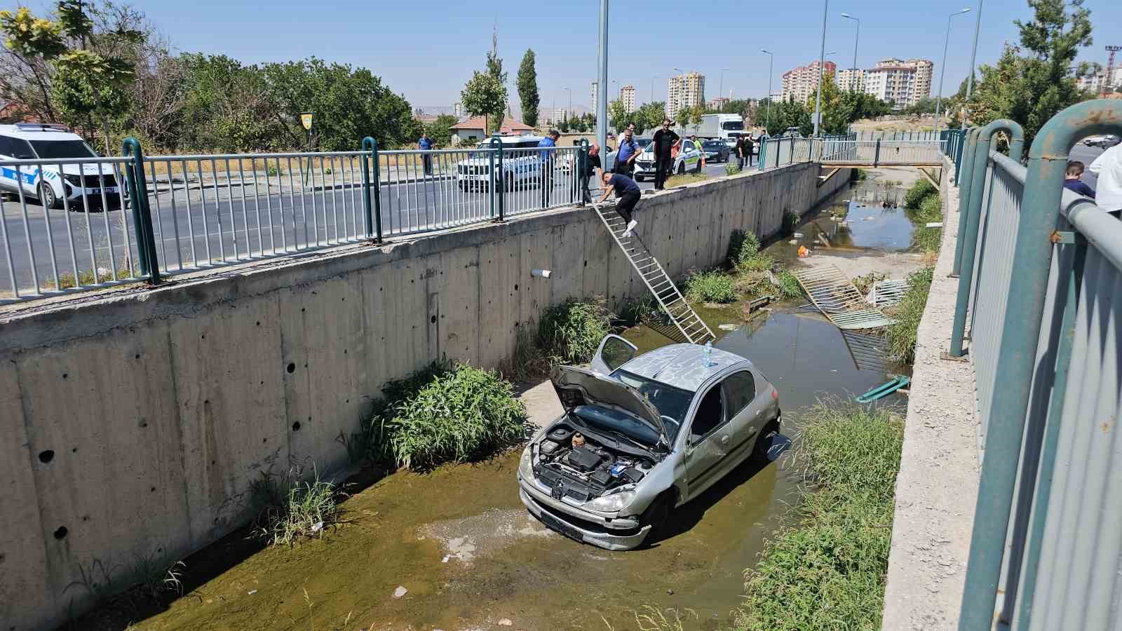 Yoldan &ccedil;ıkan otomobil sulama kanalına d&uuml;şt&uuml;

