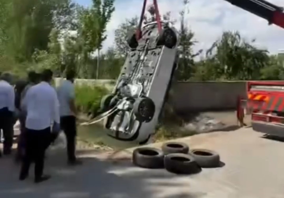 Erciş&rsquo;te otomobil su kanala u&ccedil;tu: 3 yaralı
