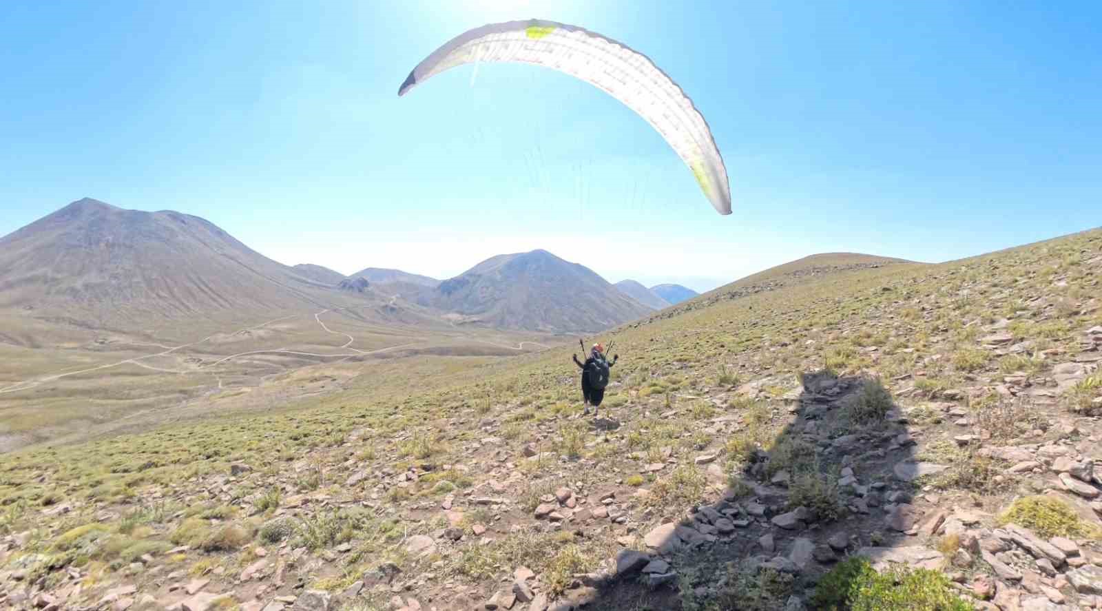 Erciyes’in 3 bin 500 metre rakımına yamaç paraşütü ile çıktılar