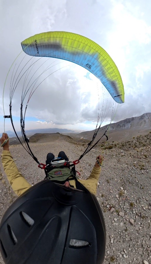 Erciyes&rsquo;in 3 bin 500 metre rakımına yama&ccedil; paraş&uuml;t&uuml; ile &ccedil;ıktılar
