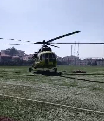 Saatlerdir alevlere su atan helikopterler yakıt ikmalini stadyumda yapıyor