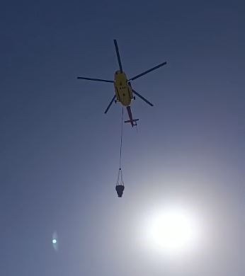 Saatlerdir alevlere su atan helikopterler yakıt ikmalini stadyumda yapıyor
