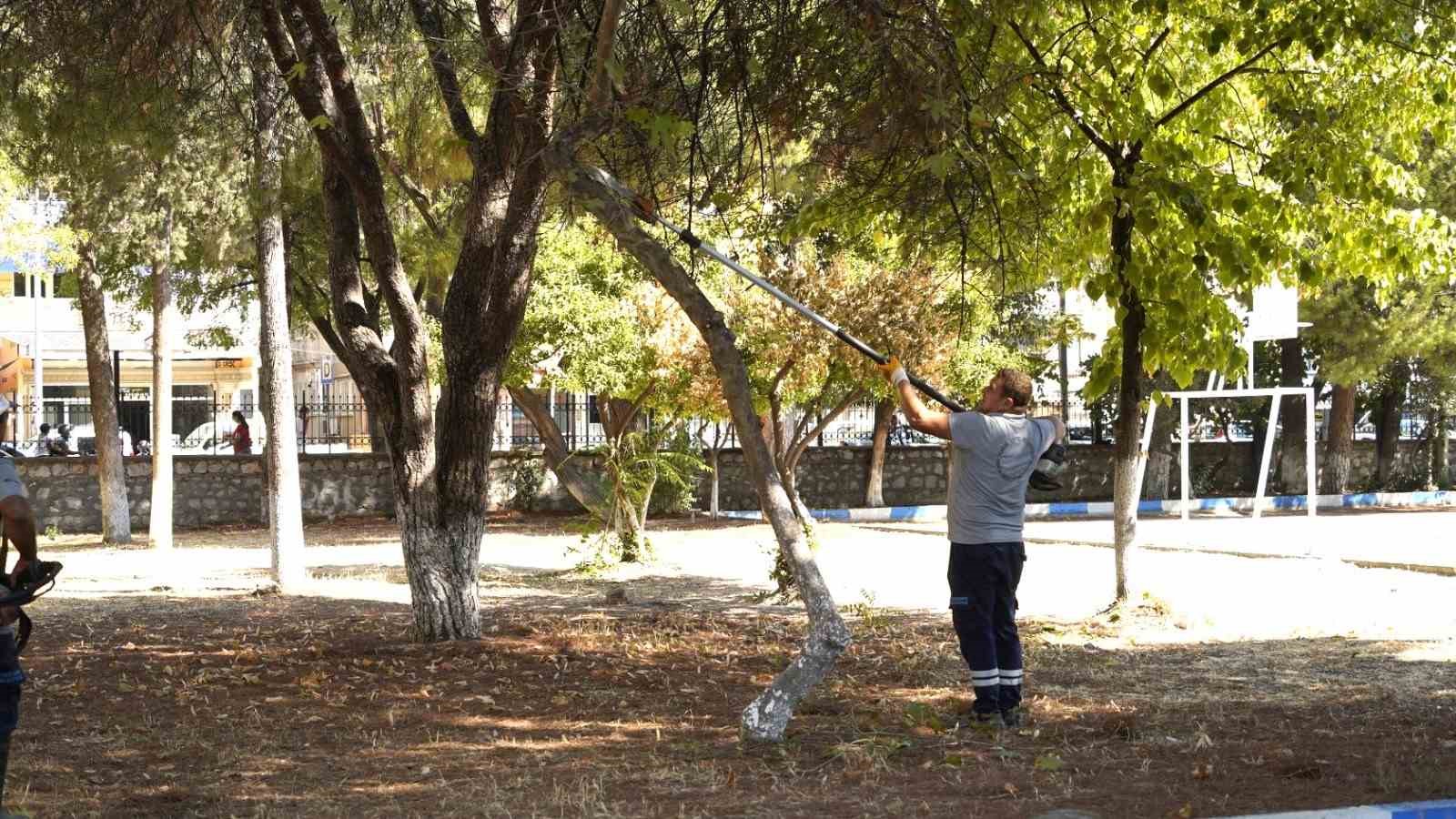 Yunusemre Belediyesi okullarda bakım çalışması yaptı