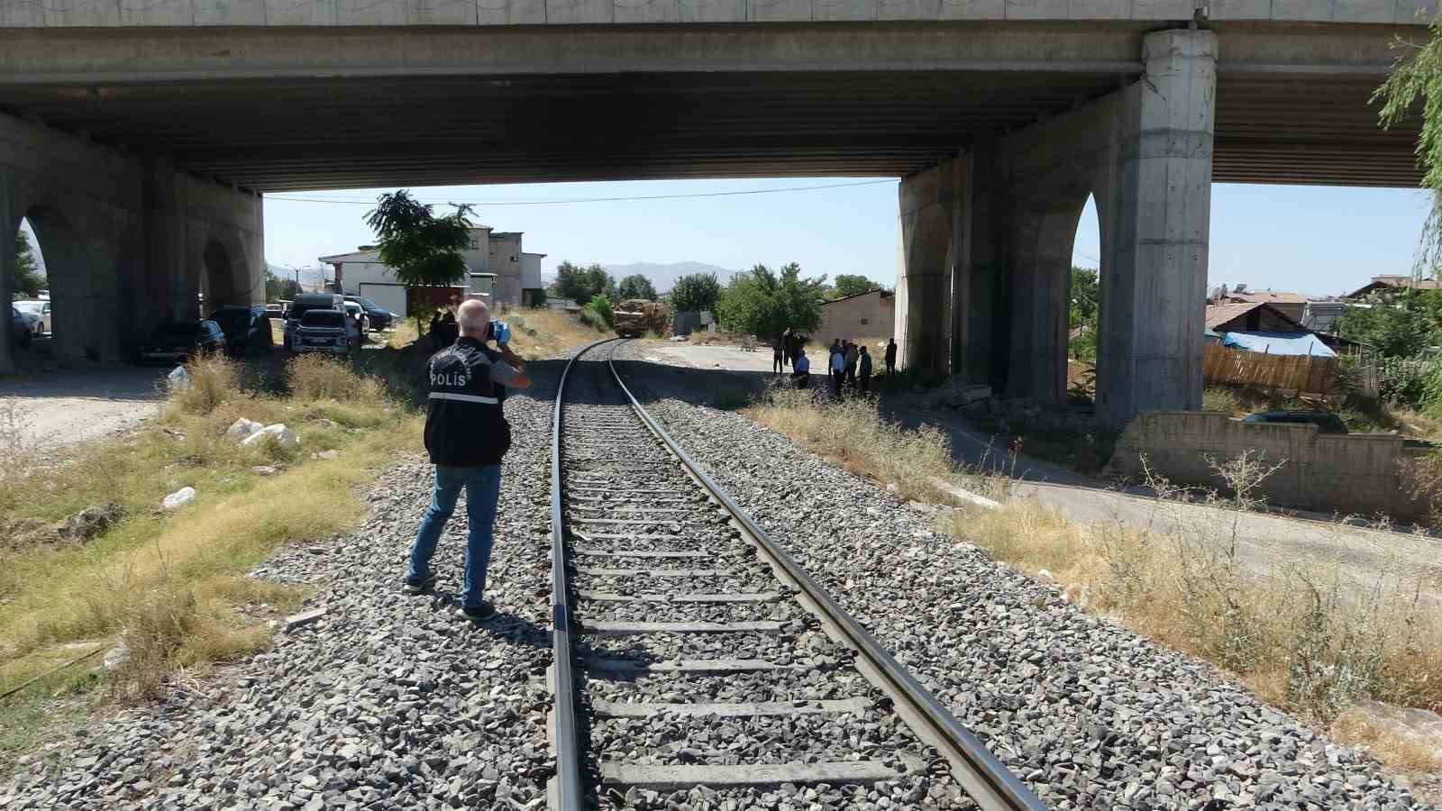 Malatya&rsquo;da y&uuml;k treninin &ccedil;arptığı kişi hayatını kaybetti
