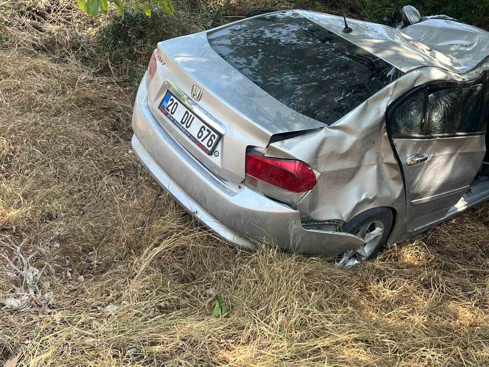 Şarampole yuvarlanan otomobil ağa&ccedil;lara &ccedil;arparak durabildi: 1 ağır yaralı
