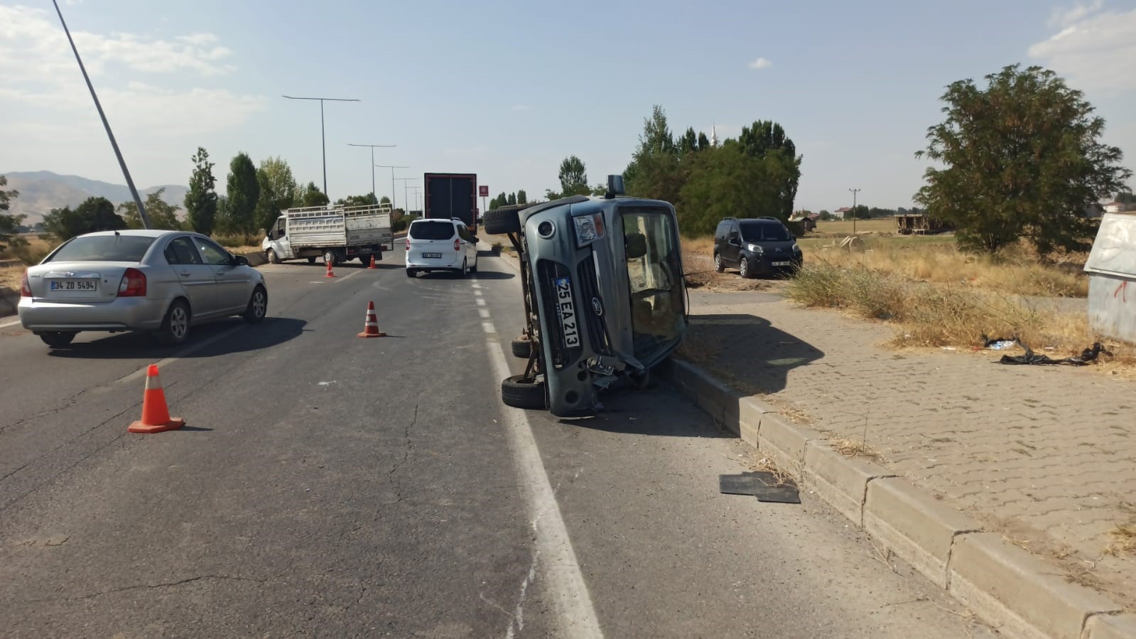 Muş’ta hafif ticari araç ile kamyonet çarpıştı: Her iki araçta maddi hasar meydana geldi