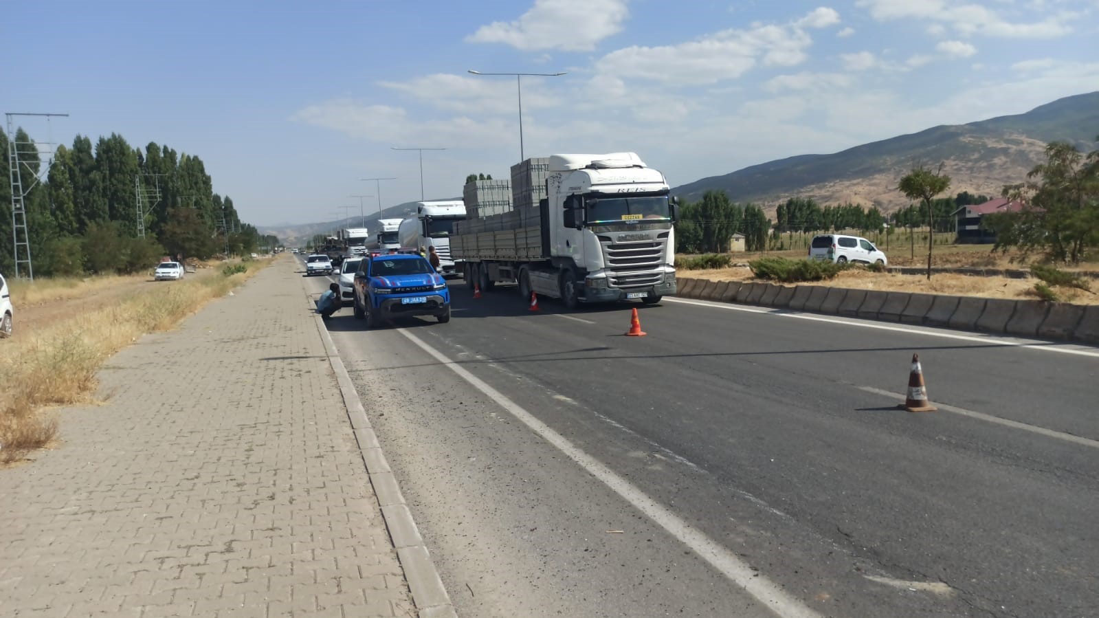 Muş&rsquo;ta hafif ticari ara&ccedil; ile kamyonet &ccedil;arpıştı: Her iki ara&ccedil;ta maddi hasar meydana geldi
