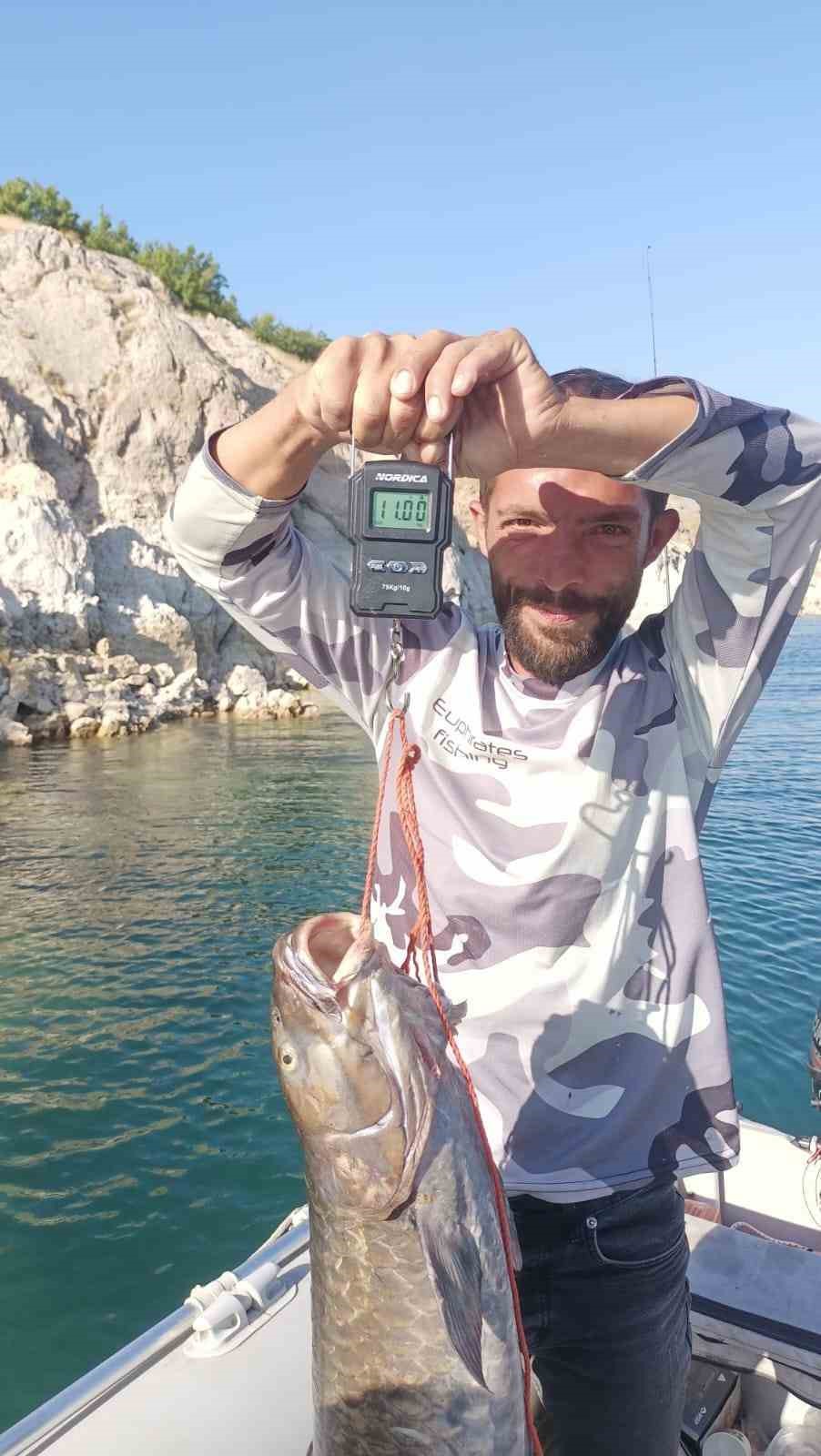 Elazığ&rsquo;da amat&ouml;r balık&ccedil;ı, 11 kiloluk dev şabut yakaladı
