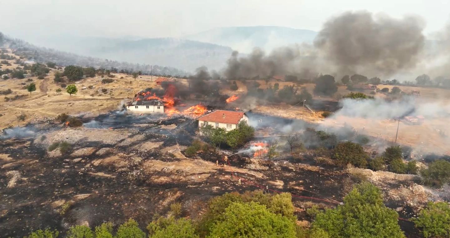 K&ouml;ye sı&ccedil;rayan orman yangını havadan g&ouml;r&uuml;nt&uuml;lendi
