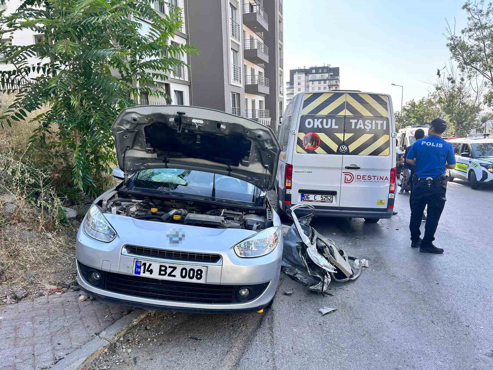 Ankara’da otomobil ile servis minibüsü kafa kafaya çarpıştı: 12 yaralı