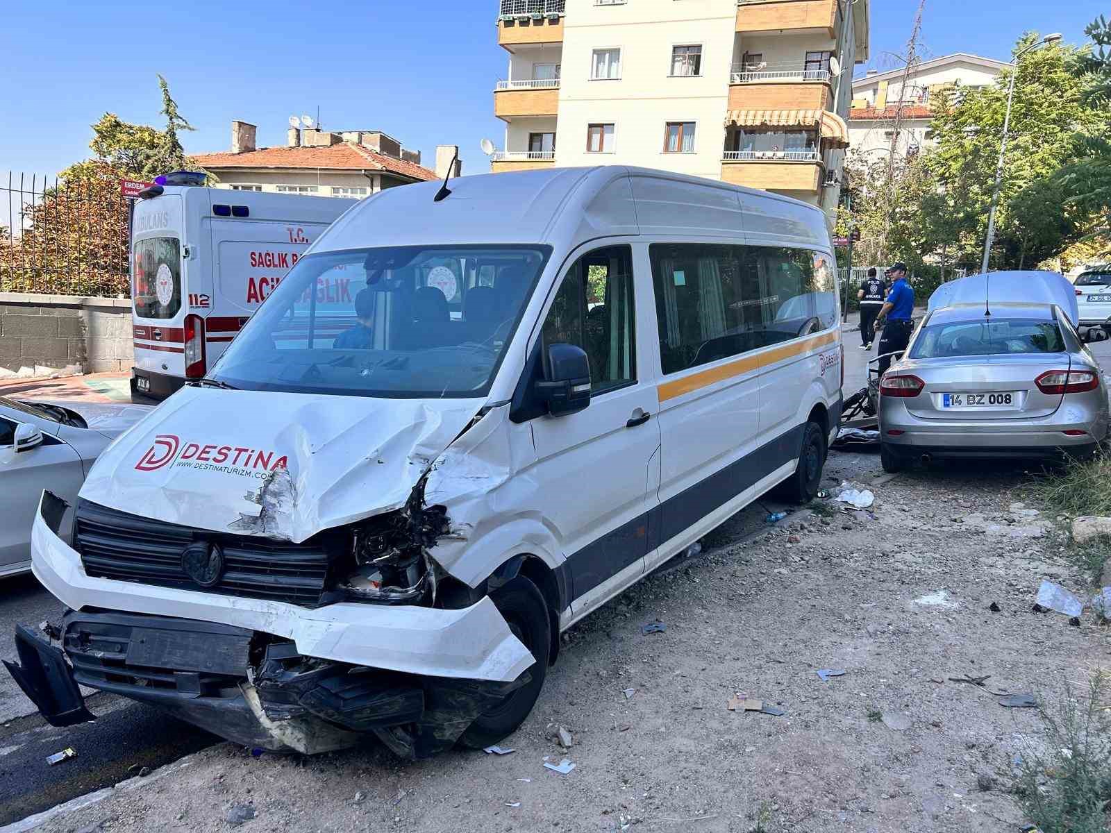 Ankara&rsquo;da otomobil ile servis minib&uuml;s&uuml; kafa kafaya &ccedil;arpıştı: 12 yaralı
