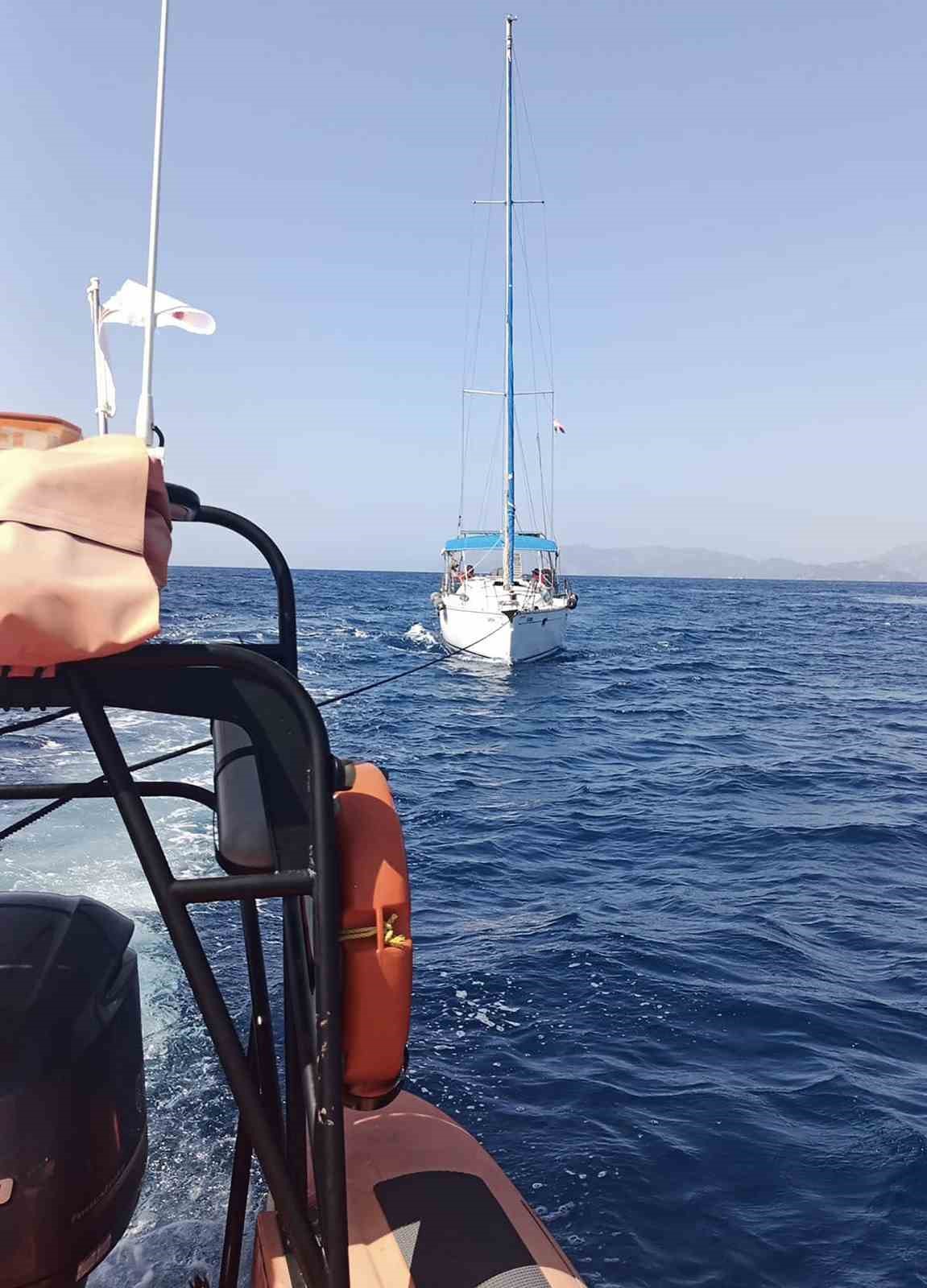 Fethiye açıklarında arızalanan yelkenli tekne kurtarıldı